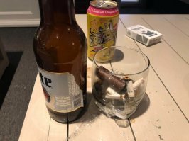 Если в номере нет пепельницы и ее не принесли по просьбе постояльца. Хотя, тут в кадре и бутылка и банка, которые можно было приспособить под это дело.