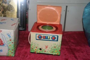 заводная стиралка у меня была, только голубая вместо красного
а швейная машинка, как в посте, реально шила!