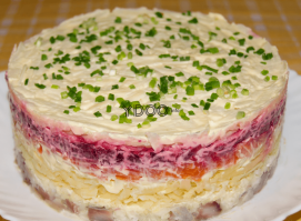 то фото, что загрузил автор, действительно вызовет недоумение даже у многих "наших".
насколько неаккуратный повар может такое назвать салатом