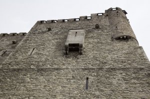 и дерьмо падает на головы прохожим... :)
в Ывропе это традиция.. :)