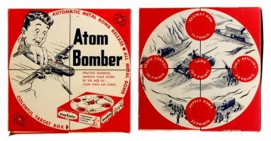 Игра «Атомный бомбардировщик» (Atom Bomber), выпущенная фирмой «Томас Тойс» (Thomas Toys).в 40-50 годах в США.
-в каждой избушке свои игрушки.