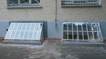 Учитывая что окно в подвальной комнате является запасным выходом, то закрывать его решеткой - верх инженерной мысли