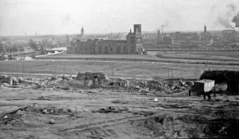 Зная, что город по репарации отойдёт к СССР,
"союзнички" бомб не жалели...