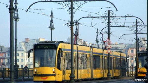 Наблюдение: в Москве трамваи похожи на Веном-а, а в Будапеште на Пикачу  :-)