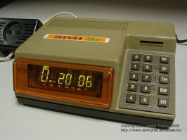 У меня такая "Умная розетка", 28 лет назад была. Три канала программировались на включение и отключение нагрузки 220 в., с разными интервалами. Всего можно было запрограммировать 15 событий. Работая в пионерском лагере, в далеком 1991-м, эти часы трубили подъёмы и отбои, и все прочие сигналы. А я отдыхал всю смену, ещё и деньги платили!