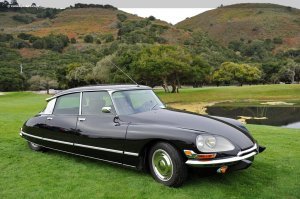 Дизайнеры разные, а общие черты просматриваются - заднее крыло, например, и крыша, "заваленная" назад