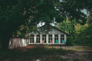 Это не санаторий - дом отдыха "Серебряный источник" (50 км от Ульяновска). Сама про него хотела пост запилить, да всё руки не доходят.
Функционировал с 50-х годов, там были кинозал, прокат, библиотека, магазин с шикарной верандой (можно было пивка попить), медпункт с фельдшером. Принадлежал потребкооперации. В 90-х, когда коопторг сдох, началась чехарда собственников. После двух волн разграбления был выкуплен ОАО "Ульяновсккурорт", владельцы которого думали, не вложив ни копейки, получать прибыль. Последних отдыхающих принял четыре года назад.
Сейчас - инфрастутуры нет, треть домиков сползли в Волгу, когда-то чудесный яблоневый сад при смерти.
Но! До сих пор где-то на просторах бродит его реклама - этим летом две машины завернула, которые искали этот "Серебряный", одни ехали по старой памяти, другие выкопали эту рекламу.
А место красивое. Добавлю пляж.