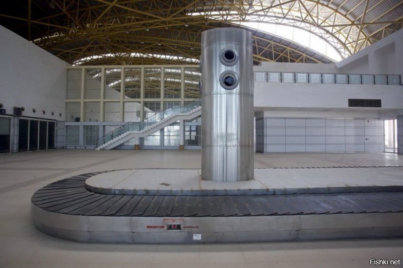 "Построенный по последнему слову техники, комфортабельный аэропорт Сьюдад-Реал стал одной из многочисленных жертв экономического спада в Испании. Был открыт в 2008 году как первый частный аэропорт в стране, и уже через четыре года в 2012 обанкротился и был закрыт."

4 года - совсем новый аэропорт. Не пользованный практически.