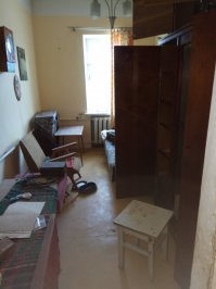 Черновой пол тупо покрашен, хотя предназначен для последующего настила чего угодно.
Живой камин угроблен и превращен в декоративный. 
Покраска меловой красочкой занимает день- два.
Чего там столько колупаться то?
И да, это не реставрация. Вот реставрация:
1 было, 2 стало