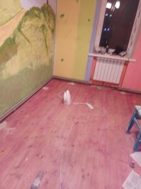 Черновой пол тупо покрашен, хотя предназначен для последующего настила чего угодно.
Живой камин угроблен и превращен в декоративный. 
Покраска меловой красочкой занимает день- два.
Чего там столько колупаться то?
И да, это не реставрация. Вот реставрация:
1 было, 2 стало