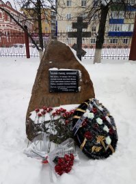 Я живу в самом центре "хоперского казачества". Нынешние "казаки" - это ряженные клоуны, алкаши и дегенераты в большинстве. Поэтому неудивительно, что открывают такие памятники. У нас в скверике поставили камень "невинно убиенным" 
И как-то умалчивается о том, что у этих "невинных" руки были по плечо в крови.