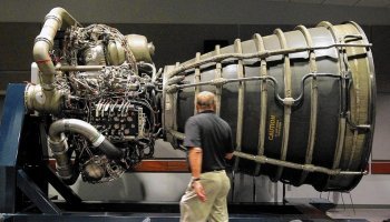 И при чем тут двигатель от америанского Шаттла?
Да еще надпись на английском замазали.