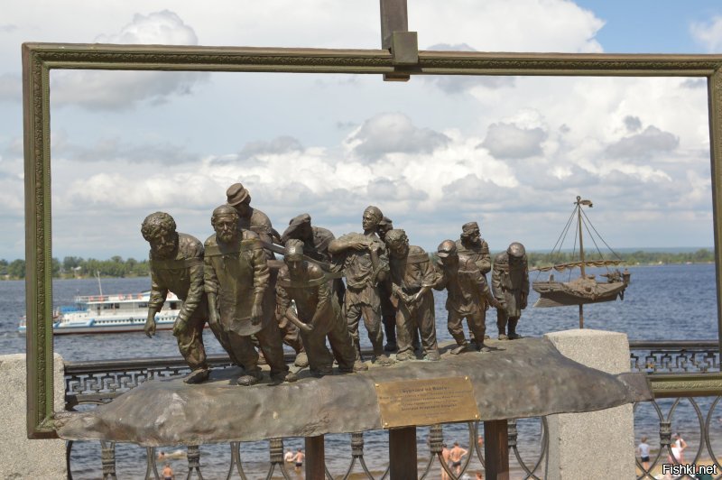 Скульптура на набережной Самары.