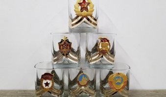 Автор ... Ты - лошара!!!
Это новодел из магазина сувениры на Арбате
Для китайских туристов.
В СССР за такое бы яйца оторвали изготовителю!