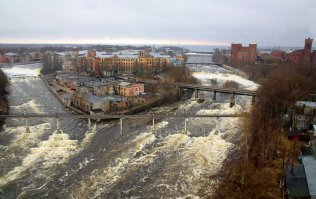 А здесь одна сторона - Ивангород, а другая Нарва, Эстония.