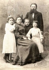 Максим Дмитриев родился в 1858г в Тамбовско губернии. Отучившись в церковно-приходской школе, мальчик начал зарабатывать себе на жизнь и в 14 лет переехал в Москву. Его мать смогла "пристроить" сына в подмастерья к фотографу, и за несколько месяцев он освоил навыки, на которые у других уходили годы. Снимал не только природу и города, но и массу портретов.
К 1928–1929гг. большинство фотосалонов в стране было уже закрыто или  национализировано. Власти причисляют и Дмитриева к разряду промышленников, использующих наемный труд, что облагалось в те годы непомерными налогами. Не помогали ни объяснения, ни прошения. В конце 1929г фотостудия М. Дмитриева была безвозмездно национализирована.  1933г конфисковали у фотографа весь его архив - семь тысяч негативов.  Много стеклянных негативов было потом безвозвратно утеряно. Дожил до 90лет в доме зятя Пирожкова в бедноте.