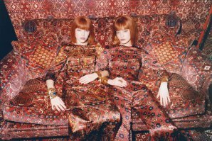 Без ковра и жизнь не та. Домашние тигрицы во всей красе