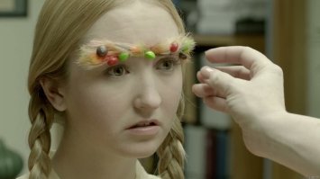 Совсем с ума сошли: извращения над бровями, как символ моды