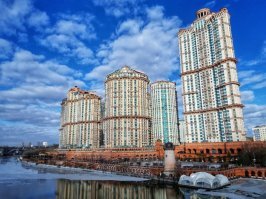 "Алые паруса"
Строил Ган"ДонСтрой". Работяг было кинуто немеряно, нарушения Т\Б  со смертельным исходом-рутина..
-омерзительно