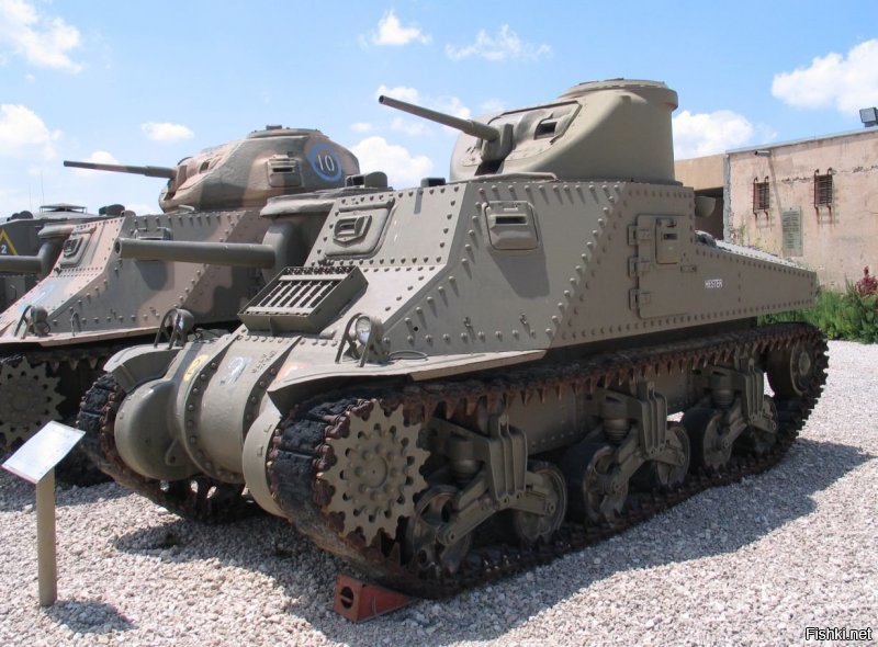 Вот странный танк. Поставлялся по ленд-лизу. Его называли "БМ-6", то есть "братская могила на шестерых".
Пиндосское изобретение.