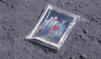 Со времени первой высадки на Луну в 1969 году, и до настоящего времени, когда уже многие астронавты высадились на естественном спутнике Земли в рамках миссии Аполлон, они оставили там несколько вещей.

Среди них встречаются и довольно странные вещи, пишет Huffington Post. Вот десять из них: 

1. Диск с посланиями доброй воли из более 70 стран

Кремниевый диск размером с монету был оставлен недалеко от того места, где приземлился Аполлон-11.

2. Золотая оливковая ветвь
Нил Армстронг оставил на Луне это предмет из драгоценного металла в 1969 году. Его жест был символическим, так как оливковая ветвь всегда была символом мира. 

3. Мячики для гольфа

Алан Шепард стал первым американцем, отправившимся в космос. Также он был одним из астронавтов на Луне в числе экипажа «Аполлона-14». Он прославился и тем, что во время полета на Луну взял с собой два мяча для гольфа и клюшку. Клюшку он прикрепил к кронштейну инструмента для рытья лунного грунта и ударил по мячикам, которые улетели на многие километры и до сих пор находятся на Луне. 

4. Семейная фотография

На ней изображен астронавт Чарльз Дюк с женой и детьми. Снимок завернут в пластик,аи на его обороте написано: «Это семья астронавта Дюка с планеты Земля. Сел на Луну в апреле 1972 года».

5. Свидетельство о создании «Ассоциации Мичиганского университета на Луне»

Свидетельство о создании «Ассоциации выпускников Университета штата Мичиган на Луне» было оставлено на спутнике экипажем корабля «Аполлон-15», потому что все три астронавта были выпускниками этого университета. 

6. Перо сокола

Астронавт Дэвид Скотт повторил эксперимент по одновременному падению тяжелого предмета (молотка) и легкого (перо сокола), чтобы продемонстрировать, что в безвоздушном пространстве тяжелые и легкие вещи падают с одинаковой скоростью. После эксперимента Скотт оставил перо на Луне, а сокол был выбран, потому что лунный модуль космонавтов назывался Falcon (Сокол) в честь Академии ВВС США, чьим символом является именно эта птица. 

7. Кусок застывшей лавы из штата Орегон

Астронавт Джеймс Ирвин взял на Луну кусок лавы по просьбе друга, отмечает цитируемый источник.

8. Человеческие экскременты
Во время миссий Аполлона на Луне астронавты отправляли физиологические потребности в специальных мешочках, которые были оставлены на спутнике. 

9. Ботинки

Во время высадки на Луну астронавты носят специальную обувь. Многие из этих пар ботинок были там оставлены, чтобы «освободить место» для почвы и образцов пород, которые были доставлены экипажами на Землю. 

10. Флаги

С течением времени на Луне были оставлены шесть флагов Соединенных Штатов Америки.