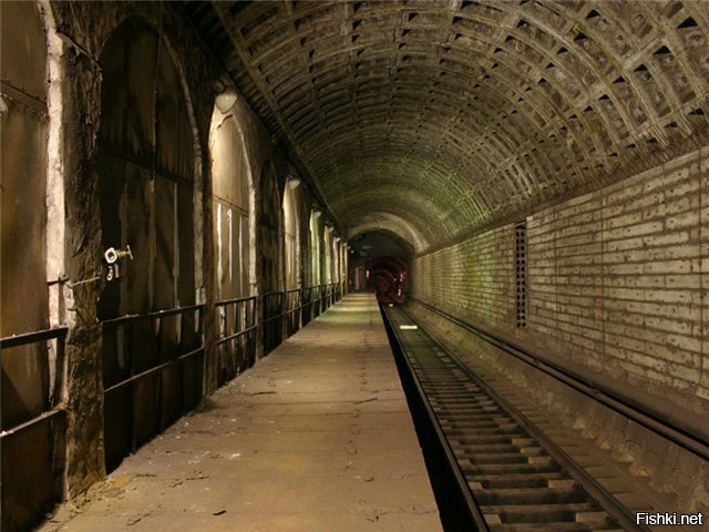 Станция "Адмиралтейская" в Питере была "призраком" 14 лет. Поезда пролетали ее без остановки. Подом ее достроили и открыли для пассажиров
Проблема была разместить наземный вестибюль. Самый исторический центр. Всё охраняется.