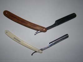 Острый нож должен срезать ноготь. Не скоблить, а именно СРЕЗАТЬ.
Но таким способом можно проверить только маленький участок режущей кромки.
Остроту всей режущей кромки проверяют на бумаге: нож должен легко резать бумагу всей режущей кромкой.
Остроту ножниц проверяют на вате.
С выходом на пенсию пристрастился к бритью опасной бритвой. И экономия на картриджах, и чистота бритья, и удовольствие от процесса.
 Сначала брился папиной трофейной "Золинген", а потом сделал сам из старого советского плоского напильника. С "термичкой" угадал не сразу, но получилось очень удачно: моей бриться удобнее , только не "поёт", как немецкая.