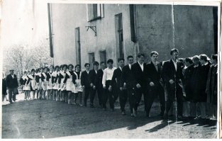 А это наш 10 А на 1 сентября.
Кстати, сразу после линейки - на занятия и никаких сокращений. 
А сейчас, смотрю, линейка и - домой.