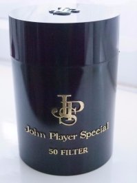 В 70-80 годах высший шик был привезти JOHN PLAYER SPECIAL в их фирменной пластикой упаковке в которой вместо 20 сигарет было 50 и угощать гостей. На столе эта "банка" в те годы смотрелась крайне эффектно. Увы, вроде сейчас в такой "таре" сигареты уже не выпускают. Хотя на вкус JPS по мне кисловаты, но на вкус и цвет у всех фломастеры разные.
