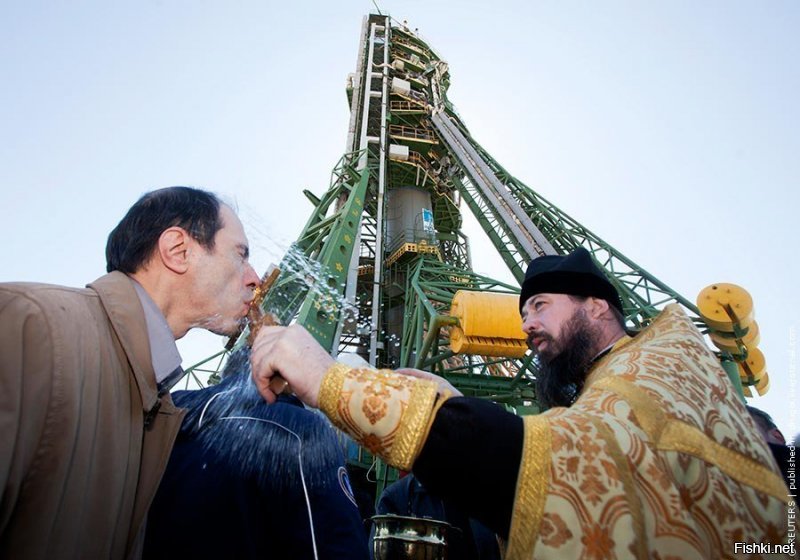 Буквально 30 лет назад страна была неспособна контролировать свои космические аппараты на 2/3 их траектории и вынужденно строила такие вот плавсредства. 
======================

30 лет назад СССР лидировал по всем статьям в космической сфере, а сегодня его наследник лепит глючащие поделки на китайской компонентной базе, доедая остатки величайшего научно технического наследия той страны и все глубже погружаясь в церковное мракобесие средневековья!