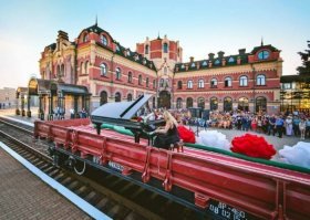 Валентина Лисица - пианистка, звезда мирового масштаба выступает на Донбассе.
В поддержку людям которых расстреливает 
киевская хунта.

Молодец деука!!!