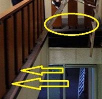 Посмотрите на ширину этих ножек - там трудно промахнуться!:)