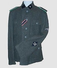 "Система званий и знаков различий СД представляла собой гибридный вариант между системами СС и полиции порядка. Звания были аналогичны званиям СС, однако сотрудники СД не носили на петлицах рун СС, а погоны изготавливались по полицейскому образцу, с зелёным кантом и особым галуном для унтер-офицерского состава"
Униформа унтершарфюрера СД с погонами полицейского типа