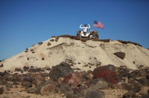 ну наконец-то земляне могу показывать средний палец марсианам!