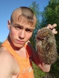 Посмотрите на мордель ёжика.Наверно думает-Ну дол..ёб.