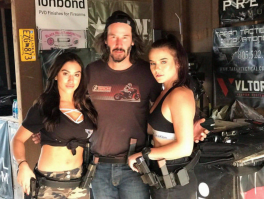 Актер всегда с удовольствием фотографируется с поклонниками, однако не так давно в интернете заметили особенность фотографий Киану с девушками-фанатками. Дело в том, что на всех снимках Ривз как бы «недообнимает» девушек, прильнувших к нему.