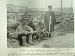 Внизу подпись "Крестьяне в зимней одежде". И какая их одежда? - Лохмотья!
Это простые мужики на ярмаре в Нижнем Новгороде. На ярмарке должны одеться по приличнее, не так ли? Но они опять лохмотьях и обмотках: 
В чём же они ходили не на ярмарке?