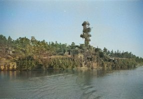 Должен признаться, маскировка впечатлила, если фото реально. Матча, конечно, немного портит картину, без нее вообще фиг обнаружишь с моря (с воздуха, наверное, было чуть проще)