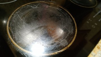 Дык, я ж и говорю, сам не верил, хоть и предупреждали... 
Вот, не поленился, сфоткал. Варочная поверхность Электролюкс, не новая уже, но сковородками не царапается. А фото комфорки, как видите именно разъедено, это не грязь, поверьте, это убежала пенка из таза с вареньем. Что за варенье уже не помню, но это значения не имеет, так будет от любого...