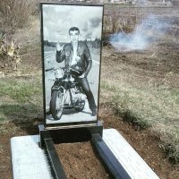 Там сзади написано
Родился и умер от дырке в резине