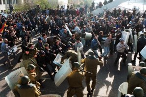 На примере этих стран можно бесконечно разбирать последовательность действий заокеанских союзников по смене власти и «избрании» карманного лидера. 

==========================

Я вам напомню одну страну, сценарий госпереворота и назначения колониальной администрации в которой был обкатан ЗАДОЛГО до событий в других государствах СНГ! А то у некоторых память отшибло! Любят потыкать пальцем на соседей, но в упор не замечают что вот уже четверть века живут в самой настоящей колонии!