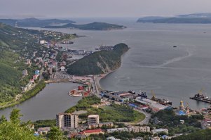 Месяц назад там был, да город депрессивный и это проблема именно такой вот застройки без учета влияния климата на психологическое состояние, у местных спрашивал, что в городе не нравиться: мало культурно-досуговых мест - парков, скверов да за частую дворов то нет. 
Сейчас "центр" реконструируют и жилые дома то там то сям, на Никольской сопке парк шикарный сделали, очень стильный и продуманный. Дороги в городе в хорошем состоянии, общественный транспорт очень развит, много новых детских площадок, много домов с отремонтированными фасадами. Но реально полно деревянных бараков и пятиэтажек облупленных. По хорошему это все сносить и перестраивать по нормальному, а не чинить. Положительная динамика все-таки прослеживается. Довольно чисто.
А природа необыкновенная, главное что-бы с погодой повезло.
