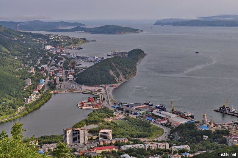 Месяц назад там был, да город депрессивный и это проблема именно такой вот застройки без учета влияния климата на психологическое состояние, у местных спрашивал, что в городе не нравиться: мало культурно-досуговых мест - парков, скверов да за частую дворов то нет. 
Сейчас "центр" реконструируют и жилые дома то там то сям, на Никольской сопке парк шикарный сделали, очень стильный и продуманный. Дороги в городе в хорошем состоянии, общественный транспорт очень развит, много новых детских площадок, много домов с отремонтированными фасадами. Но реально полно деревянных бараков и пятиэтажек облупленных. По хорошему это все сносить и перестраивать по нормальному, а не чинить. Положительная динамика все-таки прослеживается. Довольно чисто.
А природа необыкновенная, главное что-бы с погодой повезло.