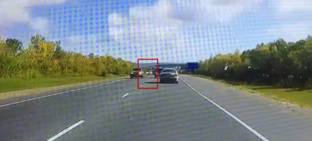 Я немного оправдаю водилу идущей впереди машины - вот тут видно, что киа, попутный гранте, ушел на обочину и сам впереди идущий автомобиль тоже слегка сместился к краю - места для гранты было просто вагон, что б разъехаться. Он, походу, просто потерял управление и его кинуло в лоб встречной (ну либо он решил доказать, что круче всех и нарочно так поехал). Встречный такого расклада просто не ожидал и все.  Хотя мог бы и ожидать, на наших-то дорогах, тут глаз да глаз нужен.