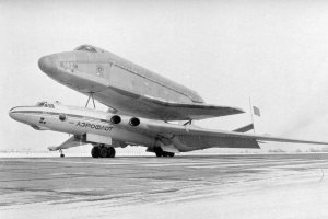 ВМ-Т “Атлант” – тяжелый транспортный самолет, разработанный в конструкторском бюро Владимира Михайловича Мясищева на базе стратегического бомбардировщика 3М. Основной задачей этого великана являлась доставка космического корабля “Буран” и элементов ракеты “Энергия” с мест производства на космодром Байконур. Но не сразу взор разработчиков системы “Энергия-Буран” упал на КБ Мясищева. Первоначально обратились в КБ Антонова.