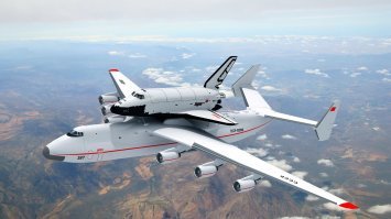 Самолет Ан - 225 Мрия с ракетой носителем "Буран"