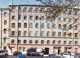 СПб, Угловой пер. д. 7.
Простенки между окнами третьего и четвёртого этажей.