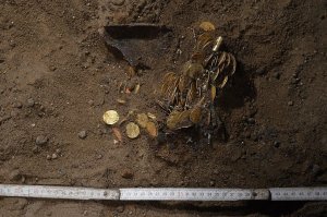 да золото особо и не "мутнеет". на пикче клад 17 века