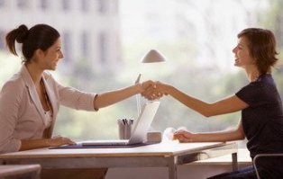 Откуда пошла традиция мужского рукопожатия, и почему женщины не делают этого