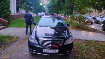 Машина то местная и судя по номера принадлежит местной администрации, куда водила подъехал, туда Николаев и сел, он то тут при чем? Вы когда такси вызываете и машина останавливается напротив подъезда, что делаете- выходите и садитесь или говорите водителю "Я не буду садится в автомобиль и ехать с вами, вы остановили машину напротив подъезда и мешаете мамашкам с колясками и бабушкам, фу таким быть!!!", так ? )